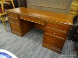 (R2) KNEE HOLE DESK; BASSETT WOODEN KNEE HOLE DESK WITH A PULL OUT KEYBOARD DRAWER ABOVE THE KNEE