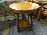 (R4) ANTIQUE OAK END TABLE; HAS 1 LOWER SHELF AND IS IN EXCELLENT CONDITION! MEASURES 24 IN X 29 IN