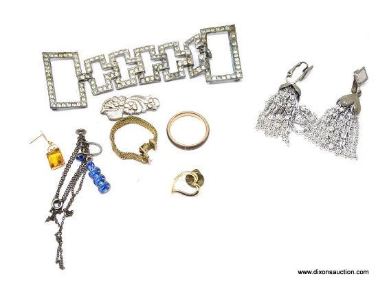 LOT OF ASSORTED ITEMS; LOT INCLUDES A PAIR OF SARAH COV CLIP ON EARRINGS, A GOLD TONE EARRING WITH