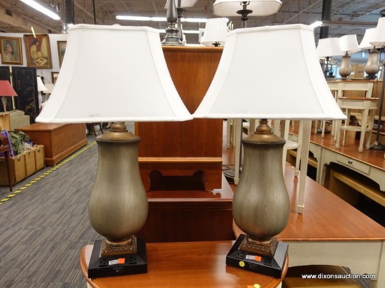 (R1) PAIR OF CONTEMPORARY URN STYLE TABLE LAMPS; EACH HAS A BALL FINIAL AT TOP, WITH OBLONG WHITE