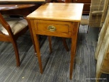 (R3) END TABLE; PEG CONSTRUCTED, SINGLE-DRAWER END TABLE WITH 4 TAPERED LEGS. IN AVERAGE CONDITION.