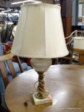 (R2) OIL LAMP CONVERTED TO ELECTRIC; VINTAGE TABLE LAMP WITH A CUT AND FOG GLASS BELL SHAPE TOP