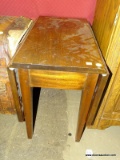 (R2) HEPPLEWHITE DROP LEAF SIDE TABLE; WOODEN END TABLE WITH 2 1 FT LEAVES THAT HAVE GATE LEG