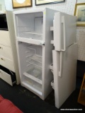 (BWALL) GE REFRIGERATOR; 15.5 CU FT GE APPLIANCES WHITE REFRIGERATOR. FRIDGE IS ON THE BOTTOM WITH 3