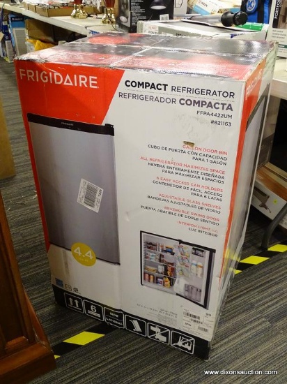 (R2) FRIGIDAIRE 4.4-CU FT FREESTANDING MINI FRIDGE SILVER MIST FINISH. MEASURES 19.3 IN X 21.9 IN X
