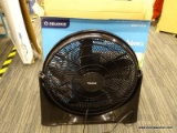 (R3) PELONIS FAN; 20 IN, AIR CIRCULATOR FAN WITH 3 SPEED SETTINGS, FULL RANGE PIVOTING HEAD AND WALL