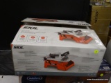 (R2) SKIL 7-IN WET TABLETOP TILE SAW WITH A STAINLESS STEEL TOP. MODEL NO. 3540-01. COMES IN OPENED