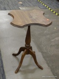 DUNCAN PHYFE SIDE TABLE; WOODEN END TABLE SITTING ON TURNED STEM AND FOUR SPLAY FEET. SURFACE IS
