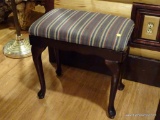 (BDEN) BOMBAY CO. STRIPED UPHOLSTERED BENCH; WITH MAHOGANY QUEEN ANNE LEG BASE. THE STRIPE PATTERN