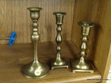 (WALL) LOT OF 3 BRASS CANDLESTICKS; TURNED BRASS CANDLESTICKS. MEASURES 8 IN, 7 IN, AND 6 IN TALL