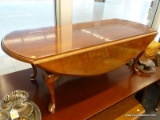 (WINDOW) QUEEN ANNE DROP LEAF COFFEE TABLE; OVAL COFFEE TABLE WITH 2.5 IN LEAVES AND A SCALLOPED