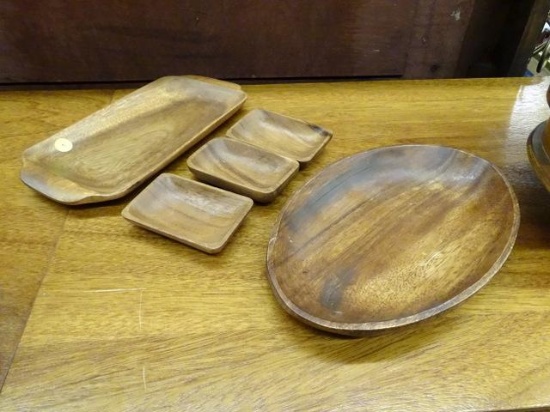 (R1) LOT OF WOODEN DISHWARE; 5 PIECE LOT OF CARVED WOODEN DISHWARE TO INCLUDE A HOMECENTRE OVAL