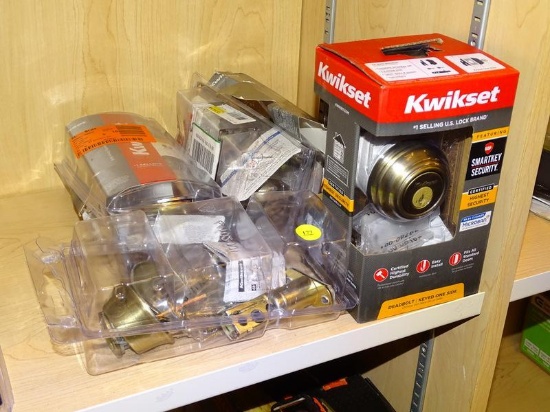(R6) LOT O KWIKSET DOOR KNOB KITS; 5 PIECE LOT TO INCLUDE AN ANTIQUE BRASS DEADBOLT WITH A KEY ON