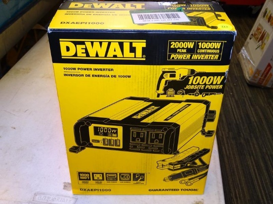 (R6) DEWALT 1000W POWER INVERTER WITH A PEAK OF 2000W AND A CONTINUOUS 1000W. MODEL NO. DXAPI 1000.