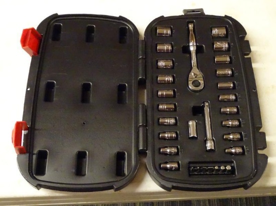 (R7) HUSKY 30 PIECE, 1/4" DRIVE MECHANICS TOOL SET. COMES IN HEAVY DUTY CASE.