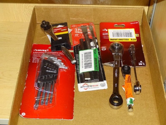 (R8) TRAY LOT OF TOOLS; FIVE PIECE LOT OF TOOLS TO INCLUDE A HUSKY 9 PIECE MAGNETIC TAMPERPROOF TORX