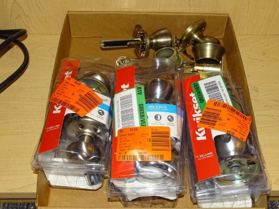 (R8) BOX LOT OF ASSORTED KWIKSET DOOR KITS; BOX LOT CONTAINS 4 SEPARATE KITS TO INCLUDE 3 MATCHING