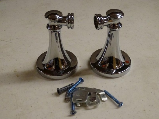 (R9) DELTA SILVERTON TOILET PAPER BAR WITH A CHROME FINISH. MISSING THE PAPER HOLDING BAR.