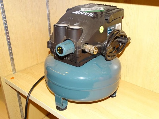 (R3) ANVIL AIR COMPRESSOR; 2G PANCAKE AIR COMPRESSOR. ITEM CODE 1002714647. COMES WITHOUT BOX, DOES