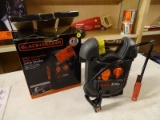 (R6) BLACK & DECKER PORTABLE JUMP STARTER WITH 300 AMPS INSTANT AND 600 AMPS AT PEAK. MODEL NO.