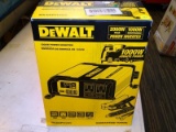 (R6) DEWALT 1000W POWER INVERTER WITH A PEAK OF 2000W AND A CONTINUOUS 1000W. MODEL NO. DXAPI 1000.
