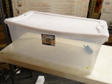 (R9) STERILITE 106 QT PLASTIC STORAGE BOX WITH LID.