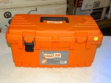 (R9) HOMER BOX 19 IN TOOL BOX WITH TRAY. MEASURES 19.1 IN X 9.9 IN X 10.3 IN. ONE LATCH NEEDS TO BE