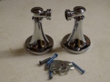 (R9) DELTA SILVERTON TOILET PAPER BAR WITH A CHROME FINISH. MISSING THE PAPER HOLDING BAR.