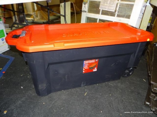 (R2) CRAFTSMAN 50 GALLON STORAGE TOTE WITH LATCHING LID, WHEELS AND A HANDLE FOR PULLING.