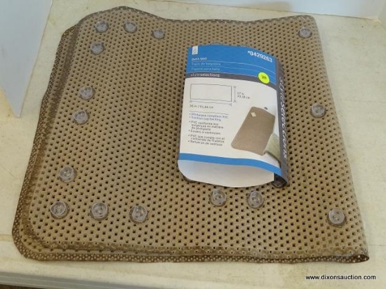 (R2) STYLE SELECTIONS BATH MAT. MEASURES 36 IN X 17 IN.
