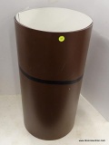 (R2) ALUMINUM TRIM COILS; 2 PIECE LOT OF METAL, WHITE AND BROWN TRIM COILS TO INCLUDE A 2 FT TALL
