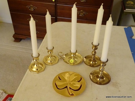 (LR) LOT OF BRASS CANDLESTICKS; 7 PIECE LOT TO INCLUDE 2 SETS OF 2 MATCHING BRASS CANDLESTICKS AND A