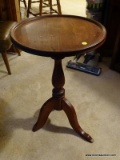(DEN) PEDESTAL LAMP TABLE; ROUND SIDE TABLE WITH A TURNED URN SHAPED PEDESTAL AND 3 SPIDER LEGS.