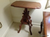 (LR) VICTORIAN TABLE; WALNUT VICTORIAN TABLE WITH A TURNED STEM AND 4 BRACKET DETAILED LEGS.