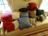 (FR) LOT OF ASSORTED DECORATIVE THROW PILLOWS, 23 PIECE LOT OF DECORATIVE PILLOWS TO INCLUDE A SET