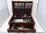 (SHOW) REED AND BARTON STERLING SILVER FLATWARE AND CHEST; 90 PIECE SET OF REED AND BARTON 