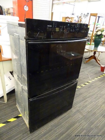 (R6) THERMADOR ELECTRIC DOUBLE OVEN; USED BLACK IN-WALL DOUBLE OVEN WITH TOUCH DISPLAY. 30" WIDE.