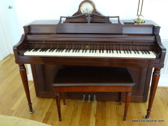 (LR) CONSOLE PIANO; WURLITZER MAHOGANY CONSOLE PIANO WITH BENCH- EXCELLENT PLAYING CONDITION AND