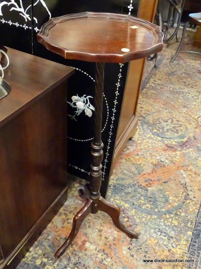 PIE CRUST PEDESTAL LAMP TABLE; TALL, MAHOGANY PEDESTAL LAMP TABLE WITH A PIE CRUST TOP, A SPIRAL