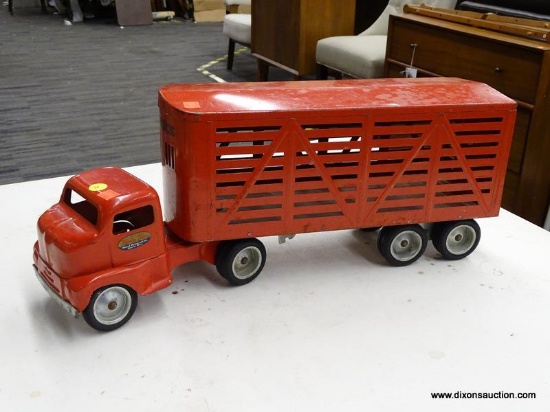 VINTAGE TONKA TOYS MOUND METALCRAFT LIVESTOCK TRAILER. MEASURES 21" X 6" X 8.5". MISSING TRAILER