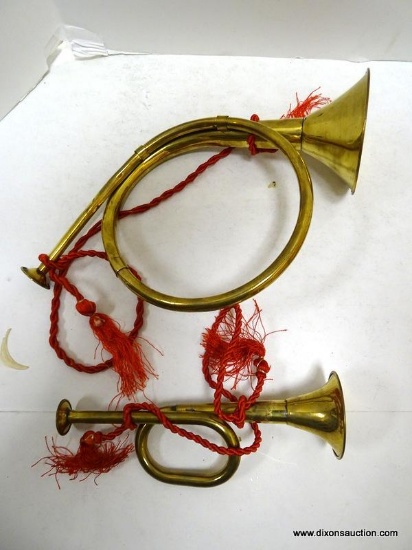 (BR) BOX LOT OF DECORATIVE BRASS HORNS; INCLUDES HORNS OF ASSORTED SHAPED AND SIZES.