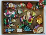 (LWALL) TRAY LOT OF ASSORTED GLASS ORNAMENTS; 17 PIECE LOT TO INCLUDE PIGLET ON A CANDY CANE, A