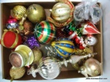 (BWALL) TRAY LOT OF ASSORTED CHRISTMAS ORNAMENTS; 23 PIECE LOT TO INCLUDE A GLASS DOG HEAD ORNAMENT,