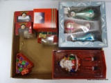 (R3) TRAY LOT OF ASSORTED CHRISTMAS ORNAMENTS; LOT TO INCLUDE A BLOWN GLASS SANTA WITH DANGLING