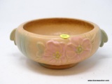 (RFRT) WELLEY PLANTER BOWL WITH A PEACH AND GREEN COLOR AND PINK FLOWERS. HAS 2 HANDLES. MEASURES