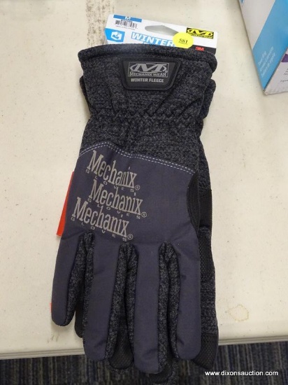 (R2) MECHANIX WEAR MEDIUM, BLACK POLYESTER, MEN'S INSULATED WINTER GLOVES. RETAILS FOR $29.98.