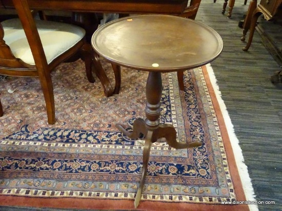 (R1) TILT TOP ACCENT TABLE; MAHOGANY ACCENT TABLE WITH A ROUND TOP, AN URN SHAPED PEDESTAL BASE, AND