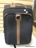LONDON FOG ROLLING SUITCASE SUITCASE WITH EXTENDING HANDLE.