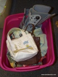 TUB LOT OF ASSORTED ITEMS; LOT INCLUDES AN AIRCAST SOFT STRIKE BOOT FOOT BRACE, ASSORTED BAGS, AND