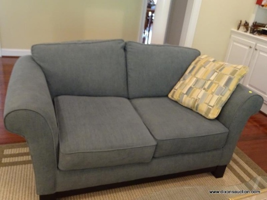 (LR) LOVE SEAT; LAZBOY 2 CUSHION LOVE SEAT - EXCELLENT CONDITION- 65 IN X 37 IN X 36 IN ( MATCHES